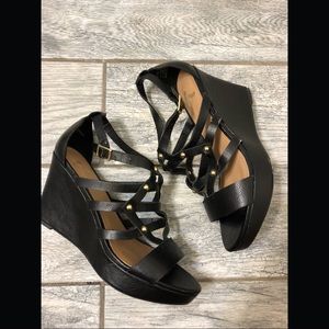 Woman’s black and gold wedge report sandals 👡